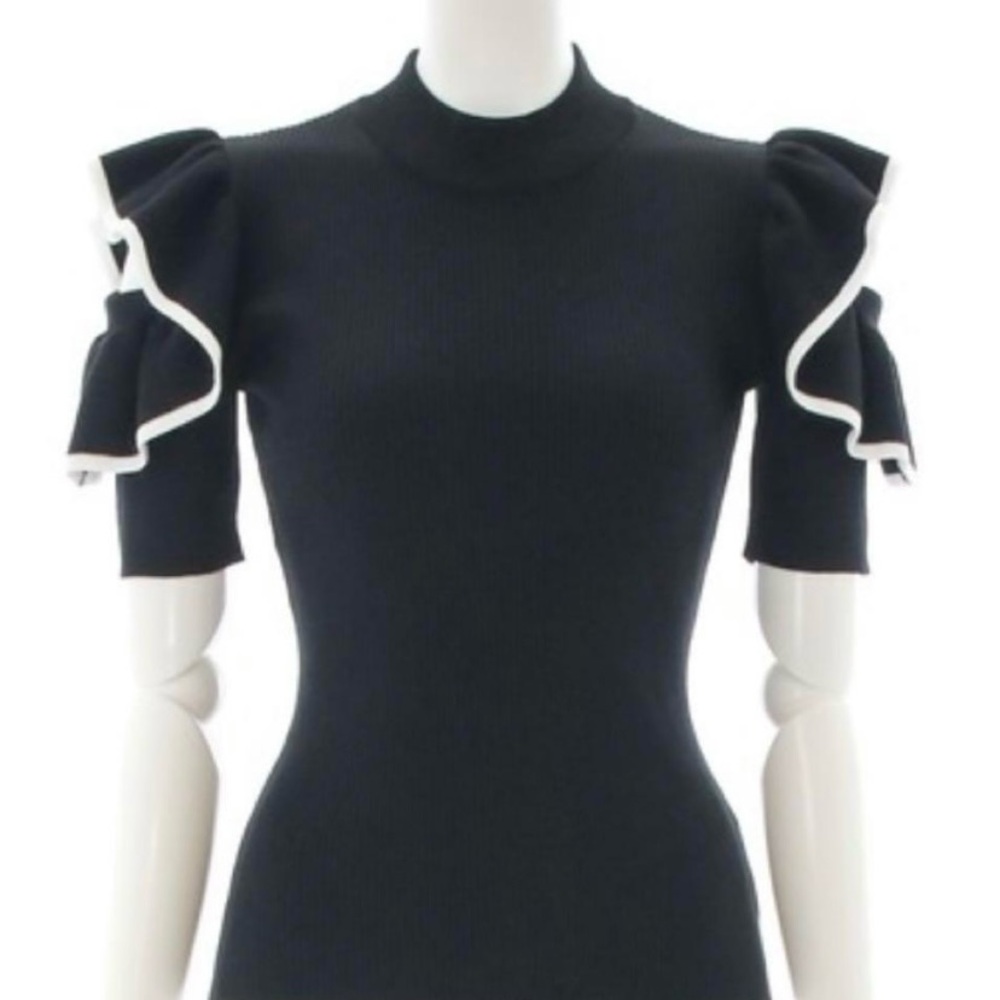 Black ruffle blouse. NWT 🖤